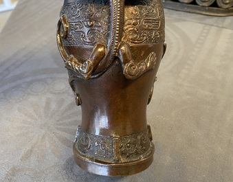 Un vase en bronze aux anses en forme de dragons, Ming