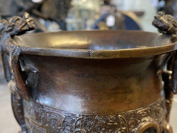 Un vase en bronze aux anses en forme de dragons, Ming