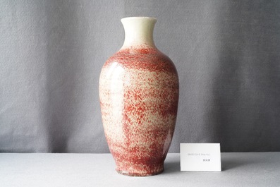 A Chinese monochrome peachbloom glazed vase, 18/19th C.