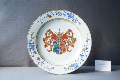 Un plat armori&eacute; en porcelaine de Chine famille rose pour le march&eacute; europ&eacute;en, Yongzheng/Qianlong