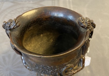 Un vase en bronze aux anses en forme de dragons, Ming