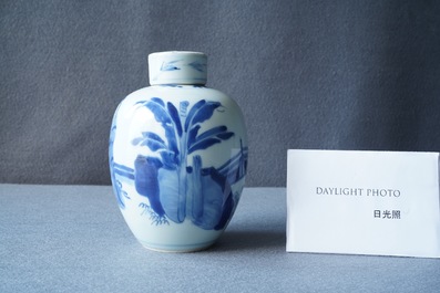 Un pot couvert en porcelaine de Chine en bleu et blanc, marque de Chenghua, Kangxi