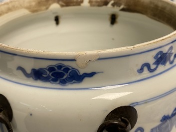 A Chinese blue and white bowl with antiquities design, Kangxi