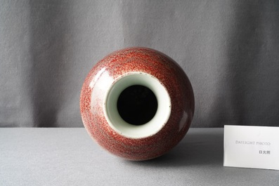 A Chinese monochrome peachbloom glazed vase, 18/19th C.