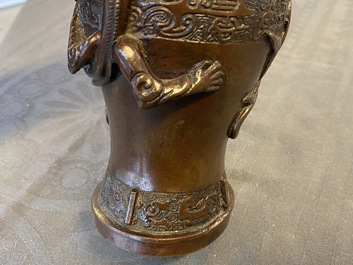 Un vase en bronze aux anses en forme de dragons, Ming