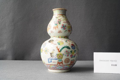 A Chinese famille rose double gourd 'antiquities' vase, 19th C.