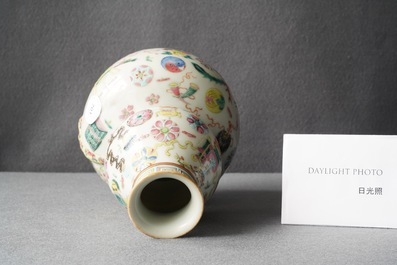 A Chinese famille rose double gourd 'antiquities' vase, 19th C.