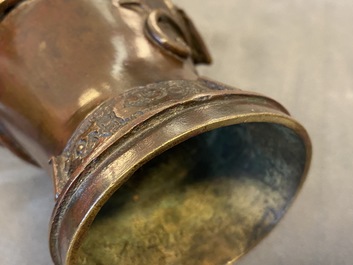 Un vase en bronze aux anses en forme de dragons, Ming