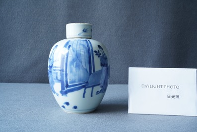 Un pot couvert en porcelaine de Chine en bleu et blanc, marque de Chenghua, Kangxi
