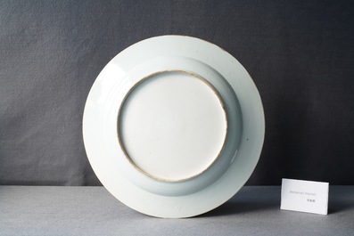 Un plat armori&eacute; en porcelaine de Chine famille rose pour le march&eacute; europ&eacute;en, Yongzheng/Qianlong