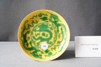 Une coupe en porcelaine de Chine &agrave; d&eacute;cor d'un dragon sur fond jaune, marque et &eacute;poque de Guangxu