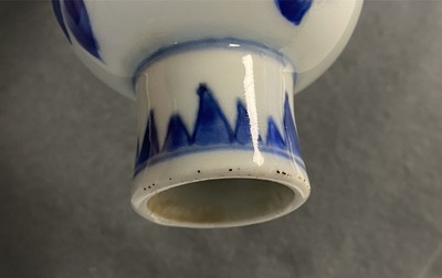 Un vase de forme bouteille en porcelaine de Chine en bleu et blanc, &eacute;poque Transition