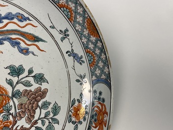 Une paire d'assiettes en fa&iuml;ence de Delft &agrave; d&eacute;cor de chinoiserie de style famille verte, 18&egrave;me