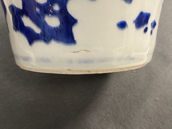 Un vase de forme bouteille en porcelaine de Chine en bleu et blanc, &eacute;poque Transition