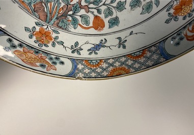 Une paire d'assiettes en fa&iuml;ence de Delft &agrave; d&eacute;cor de chinoiserie de style famille verte, 18&egrave;me