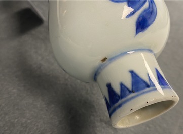 Un vase de forme bouteille en porcelaine de Chine en bleu et blanc, &eacute;poque Transition