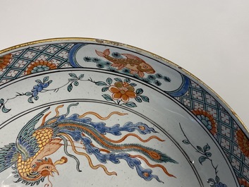 Une paire d'assiettes en fa&iuml;ence de Delft &agrave; d&eacute;cor de chinoiserie de style famille verte, 18&egrave;me