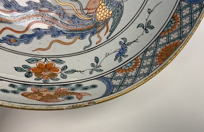 Une paire d'assiettes en fa&iuml;ence de Delft &agrave; d&eacute;cor de chinoiserie de style famille verte, 18&egrave;me