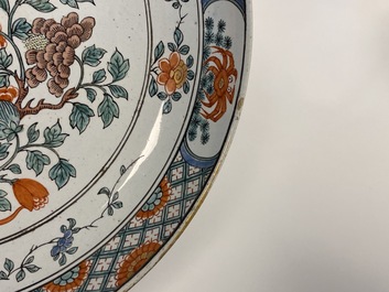 Une paire d'assiettes en fa&iuml;ence de Delft &agrave; d&eacute;cor de chinoiserie de style famille verte, 18&egrave;me