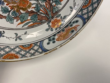 Une paire d'assiettes en fa&iuml;ence de Delft &agrave; d&eacute;cor de chinoiserie de style famille verte, 18&egrave;me