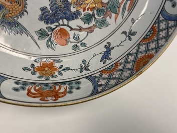 Une paire d'assiettes en fa&iuml;ence de Delft &agrave; d&eacute;cor de chinoiserie de style famille verte, 18&egrave;me