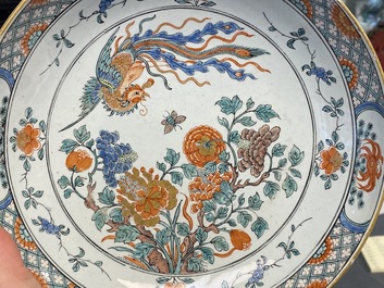 Une paire d'assiettes en fa&iuml;ence de Delft &agrave; d&eacute;cor de chinoiserie de style famille verte, 18&egrave;me