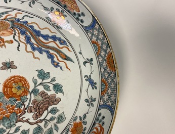 Une paire d'assiettes en fa&iuml;ence de Delft &agrave; d&eacute;cor de chinoiserie de style famille verte, 18&egrave;me