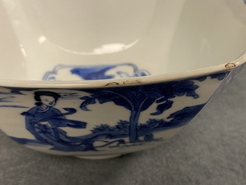 Un bol de forme carr&eacute;e en porcelaine de Chine en bleu et blanc, marque de Chenghua, Kangxi