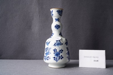 Une base de narguil&eacute; en porcelaine de Chine en bleu et blanc, Kangxi