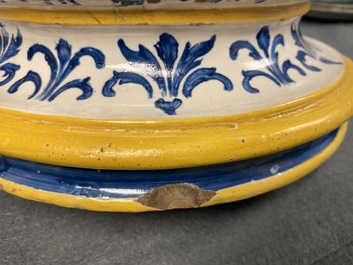 Une paire de grands pots de pharmacie couverts en majolique italienne, Naples, dat&eacute;s 1724