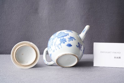 Een Chinese blauw-witte theepot met deksel, Kangxi