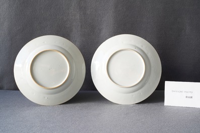 Deux assiettes en porcelaine de Chine en rouge de fer et dor&eacute; &agrave; d&eacute;cor du 'bapt&ecirc;me', Kangxi