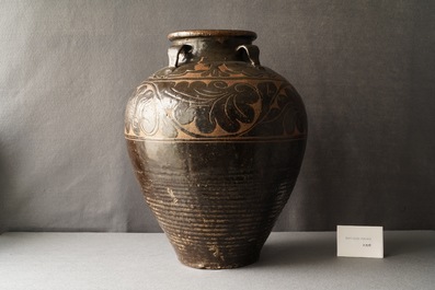 Een grote Chinese Cizhou vaas met gegraveerd floraal decor, Yuan/Ming