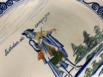Un plat en fa&iuml;ence de Delft polychrome &agrave; d&eacute;cor d'un violoniste, 1er quart du 18&egrave;me
