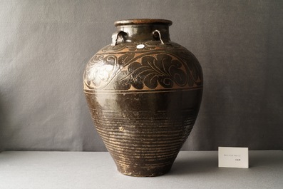 Een grote Chinese Cizhou vaas met gegraveerd floraal decor, Yuan/Ming