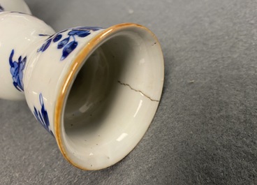 Une base de narguil&eacute; en porcelaine de Chine en bleu et blanc, Kangxi
