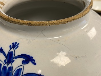 Une paire de pots &agrave; tabac en fa&iuml;ence de Delft en bleu et blanc &agrave; d&eacute;cor d'indiens, 18&egrave;me