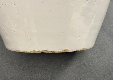 Une paire de pots &agrave; tabac en fa&iuml;ence de Delft en bleu et blanc &agrave; d&eacute;cor d'indiens, 18&egrave;me