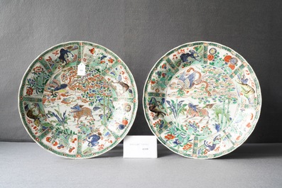 Une paire de plats en porcelaine de Chine famille verte, Kangxi