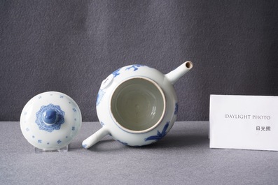 Een Chinese blauw-witte theepot met deksel, Kangxi