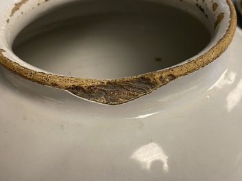 Une paire de pots &agrave; tabac en fa&iuml;ence de Delft en bleu et blanc &agrave; d&eacute;cor d'indiens, 18&egrave;me