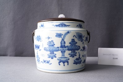 A Chinese blue and white bowl with antiquities design, Kangxi