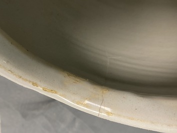 Une paire de pots &agrave; tabac en fa&iuml;ence de Delft en bleu et blanc &agrave; d&eacute;cor d'indiens, 18&egrave;me