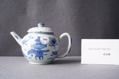 Een Chinese blauw-witte theepot met deksel, Kangxi