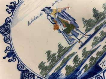 Un plat en fa&iuml;ence de Delft polychrome &agrave; d&eacute;cor d'un violoniste, 1er quart du 18&egrave;me