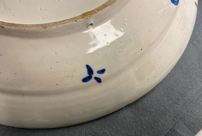 Un plat en fa&iuml;ence de Delft polychrome &agrave; d&eacute;cor d'un violoniste, 1er quart du 18&egrave;me