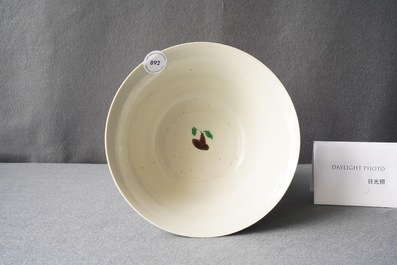 Un bol de type 'brinjal' en biscuit &eacute;maill&eacute; verte &agrave; d&eacute;cor floral, Chine, Kangxi