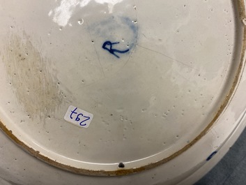 Un plat en fa&iuml;ence de Delft polychrome &agrave; d&eacute;cor d'un violoniste, 1er quart du 18&egrave;me