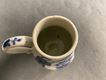 Une paire de verseuses couvertes et un vase miniature en porcelaine de Chine en bleu et blanc, Kangxi