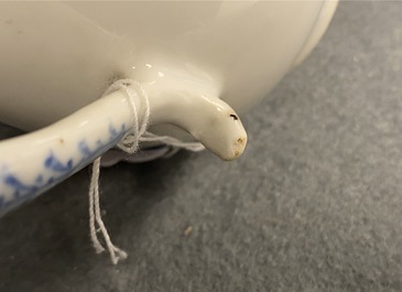 Une paire de verseuses couvertes et un vase miniature en porcelaine de Chine en bleu et blanc, Kangxi